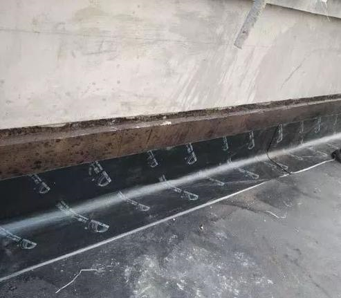 防水卷材開裂是什么原因以及修復(fù)處理方法